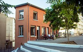 La Maison Rouge - Backpacker Hostel